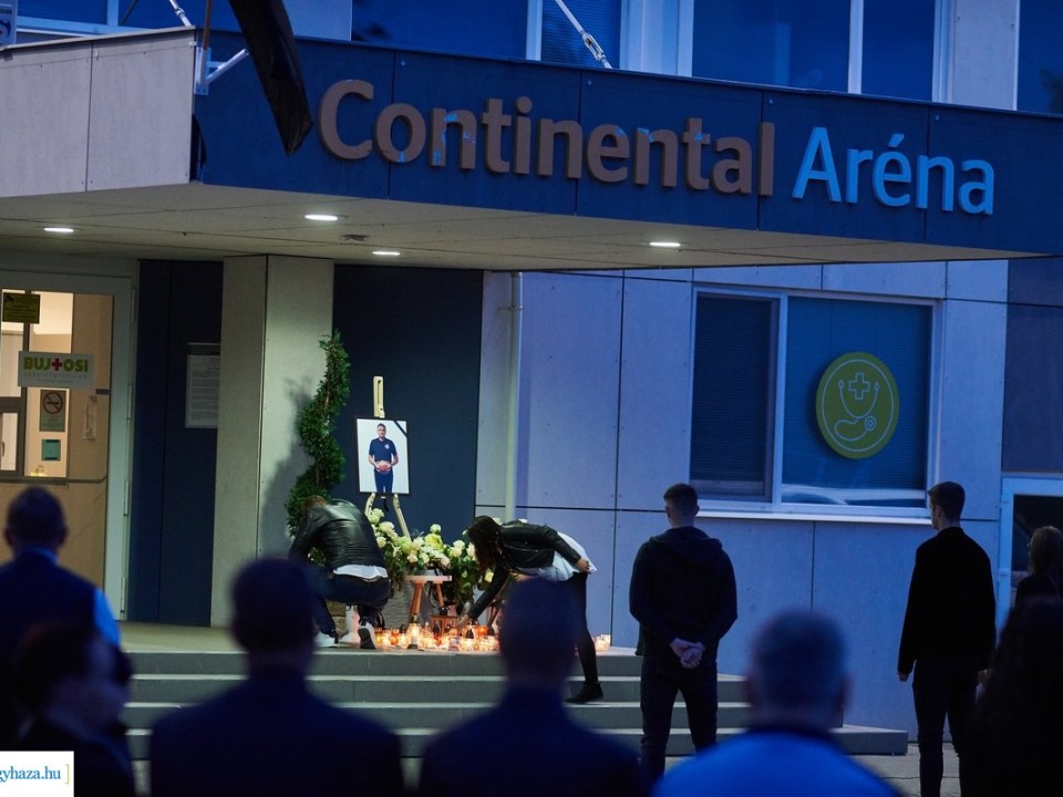 Sitku Ernőre emlékeztek szombaton este a Continental Aréna bejáratánál
