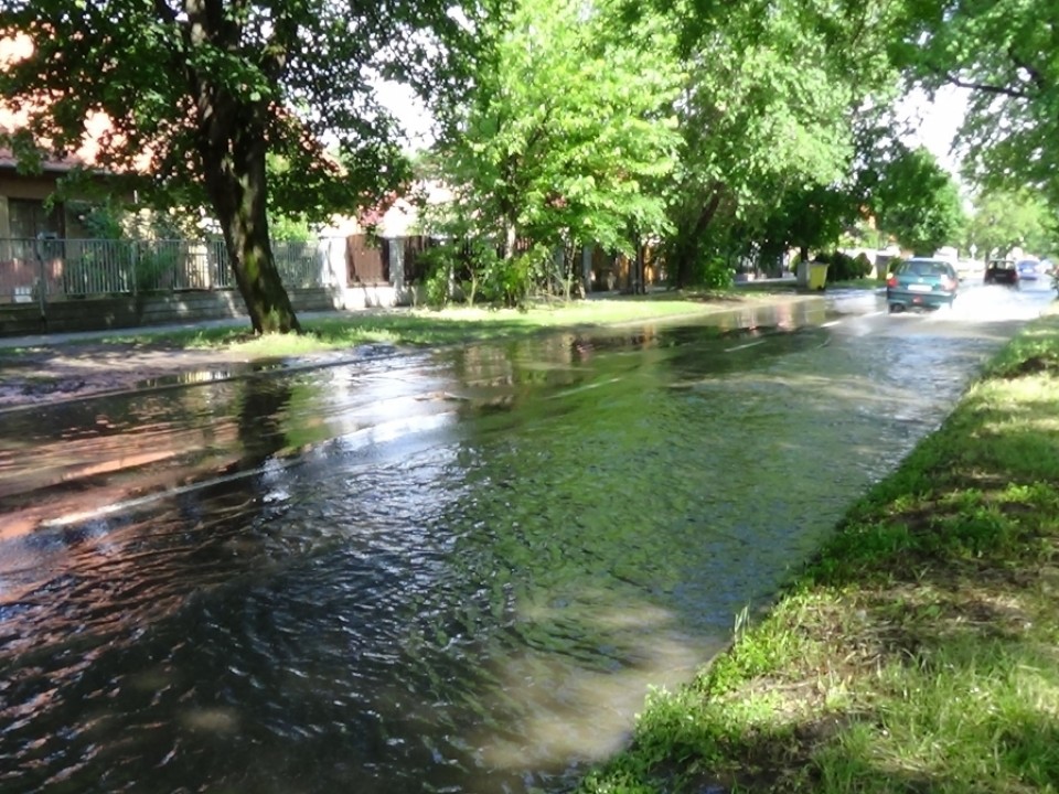 Hömpölygött a víz a Család utcán, de nem az esőtől