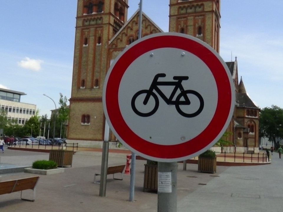 Tilos lesz kerékpárral behajtani