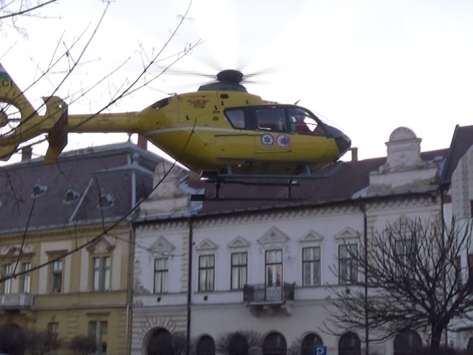 A HŐSÖK TERÉN LANDOLT MA DÉLUTÁN EGY MENTŐHELIKOPTER