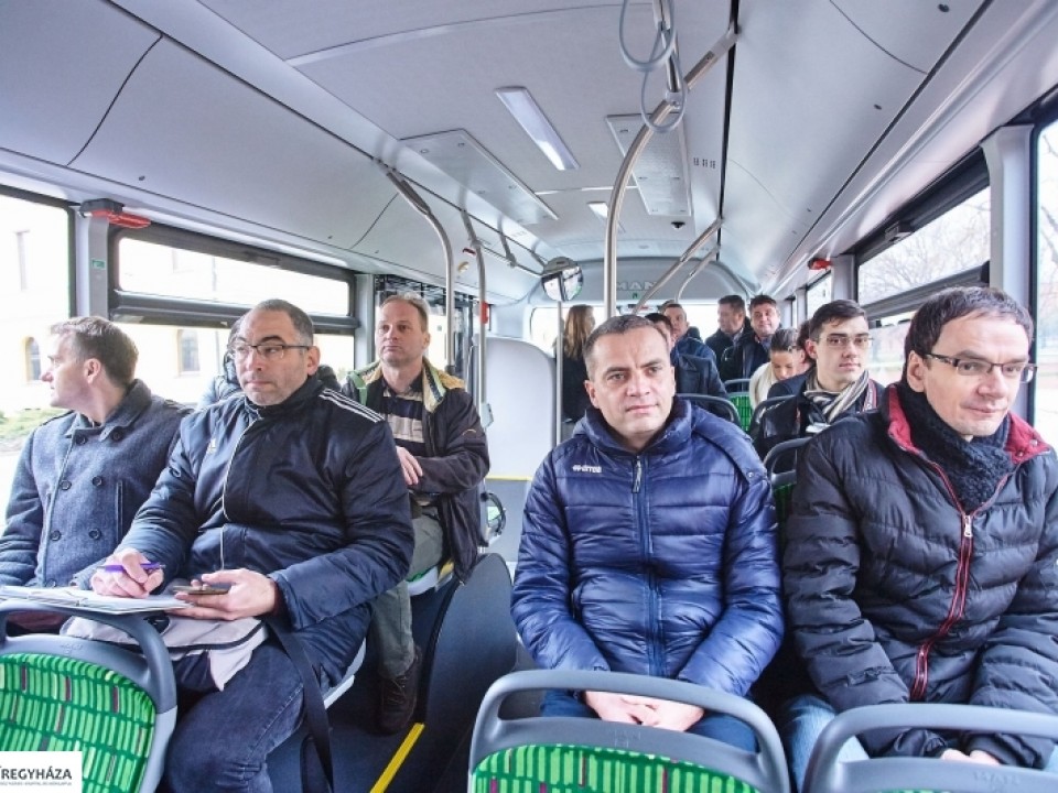 Kipróbálták a sajtósok az új buszokat