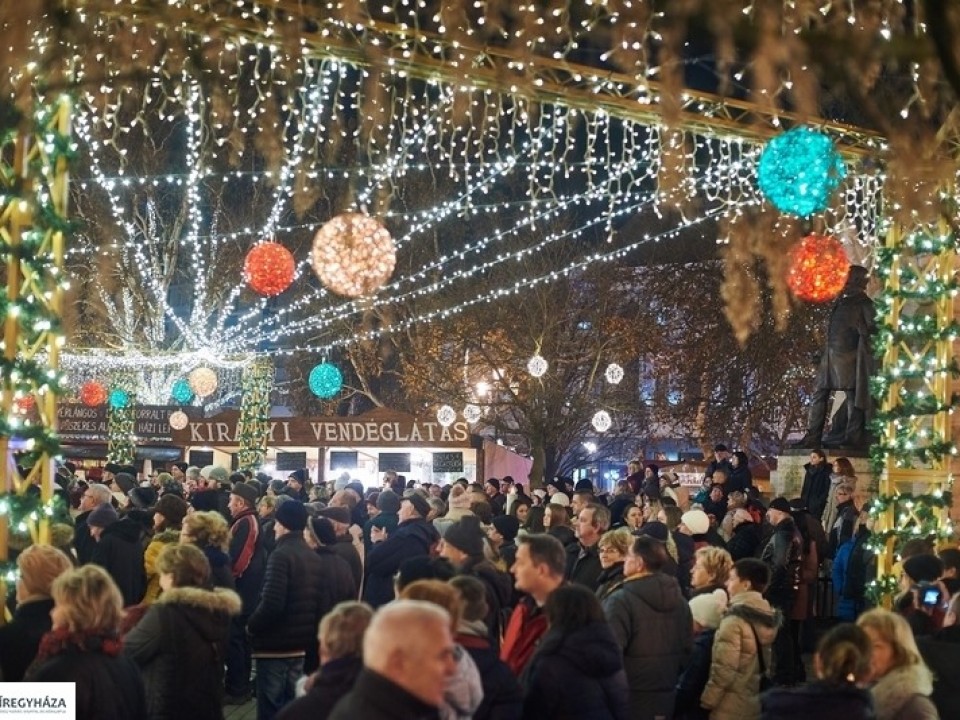 Varázslatos fényekben úszik majd a város – Vasárnap meggyújtják az első adventi gyertyát!