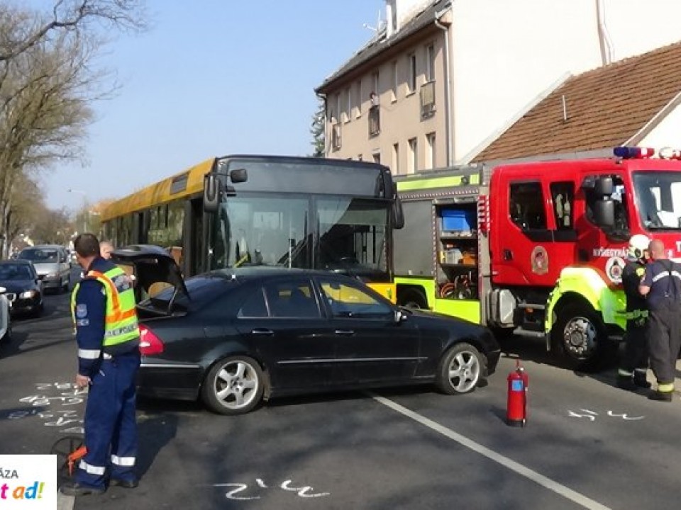 Autóbusszal ütközött Nyíregyházán egy személygépkocsi - Négyen sérültek meg