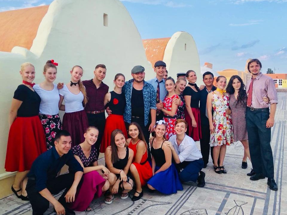A Balatonnál táboroztak a művészeti táncosai