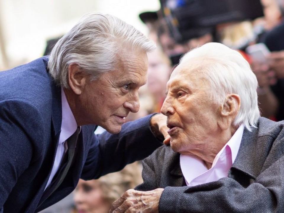 Kirk Douglas kihagyta végrendeletéből fiát, Michael Douglast