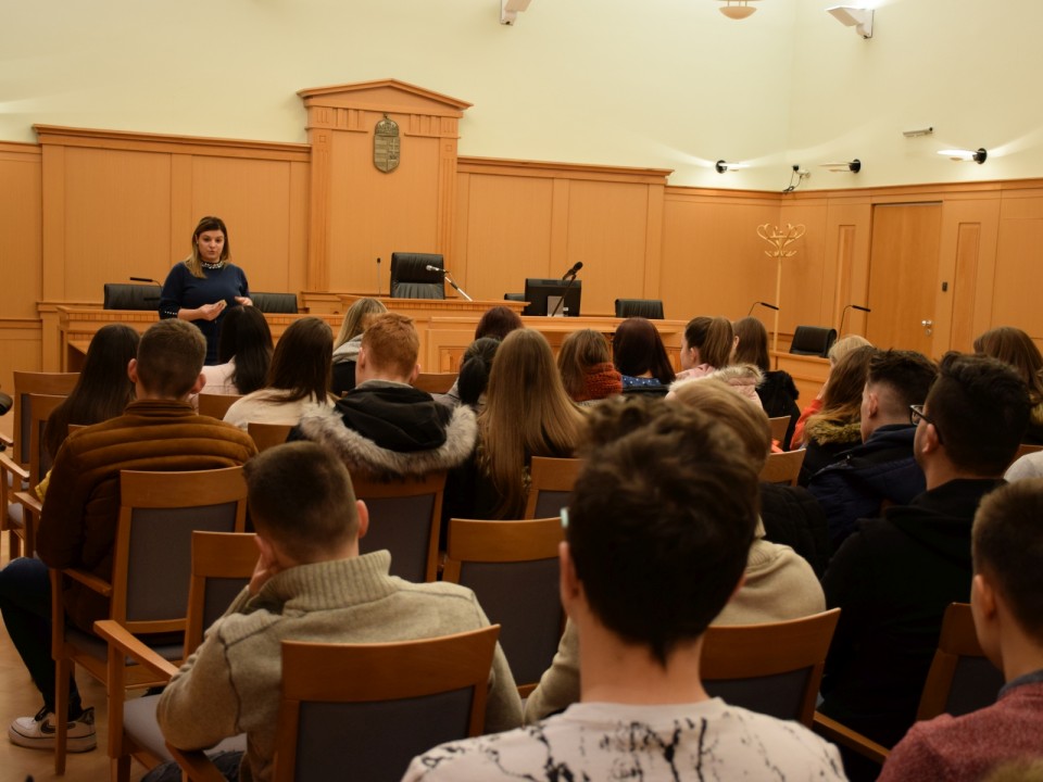 Az Arany János Gimnázium tanulói látogattak a törvényszékre