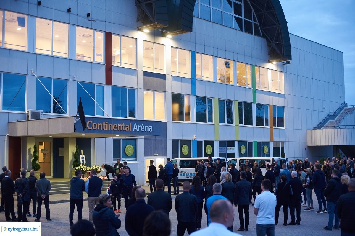Sitku Ernőre emlékeztek szombaton este a Continental Aréna bejáratánál