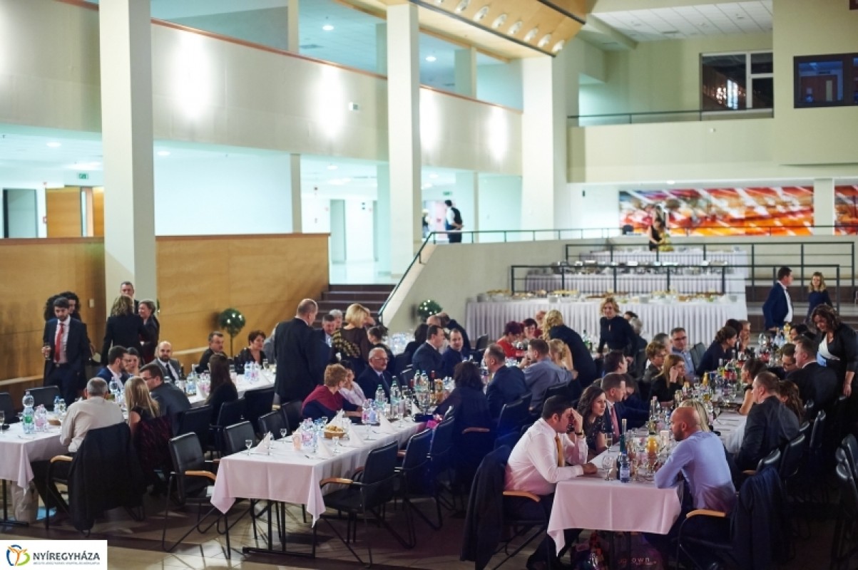 Fergeteges hangulatú bál a Nyíregyházi Egyetemen