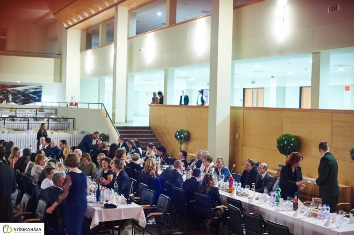 Fergeteges hangulatú bál a Nyíregyházi Egyetemen