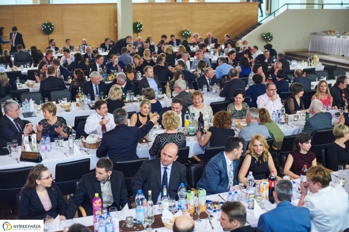 Fergeteges hangulatú bál a Nyíregyházi Egyetemen