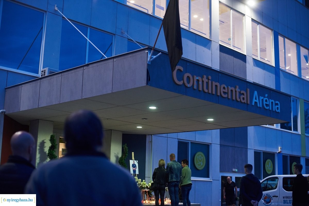 Sitku Ernőre emlékeztek szombaton este a Continental Aréna bejáratánál