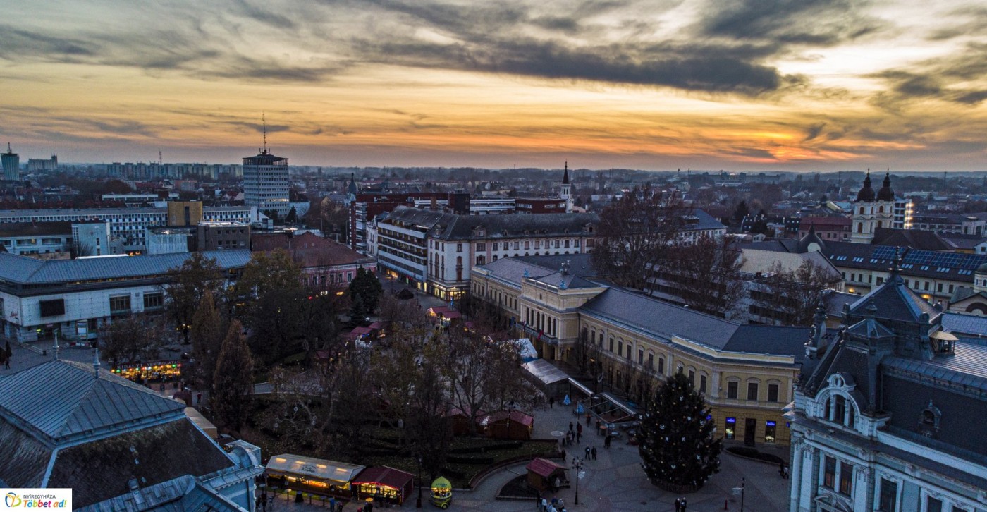 Ünnepi fények és hófedte belváros a magasból