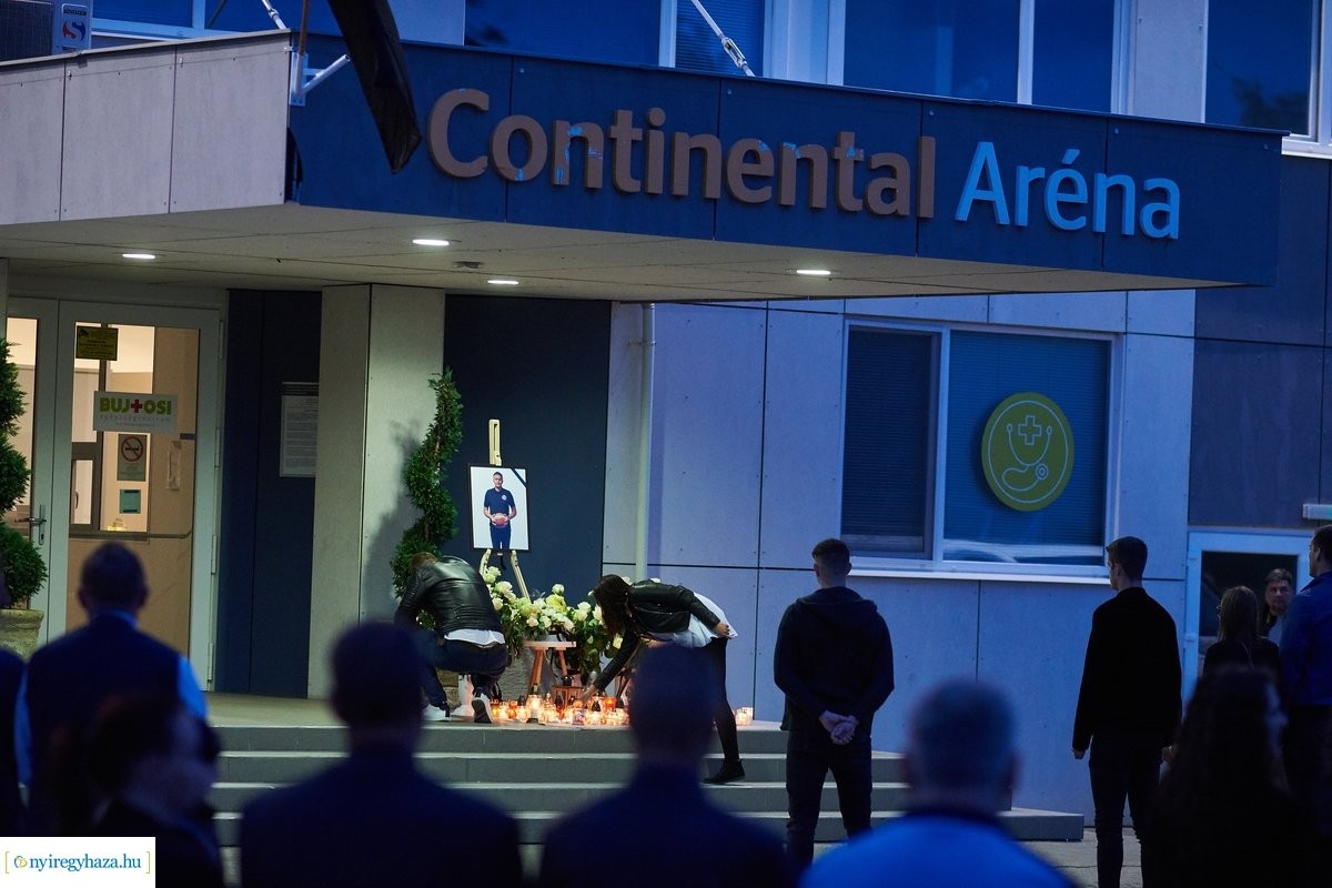 Sitku Ernőre emlékeztek szombaton este a Continental Aréna bejáratánál