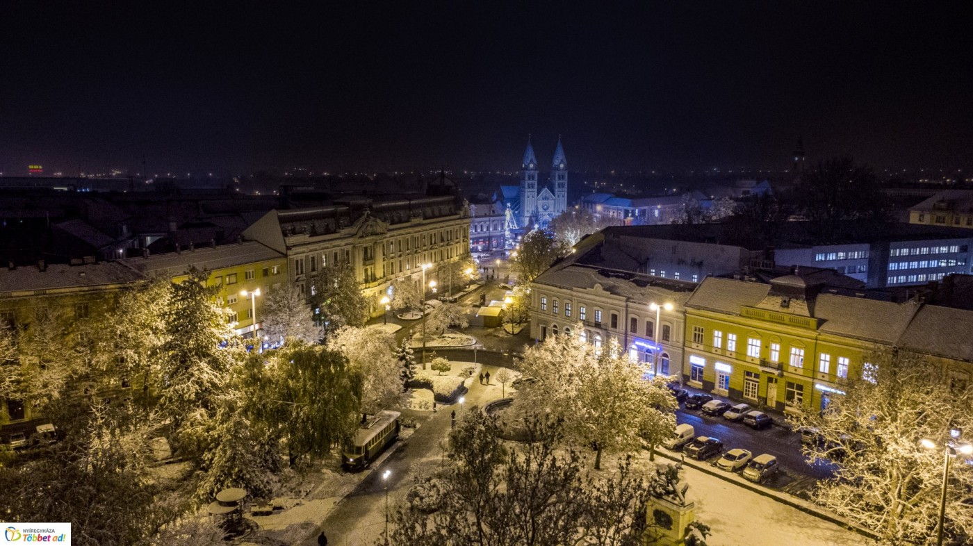 Ünnepi fények és hófedte belváros a magasból