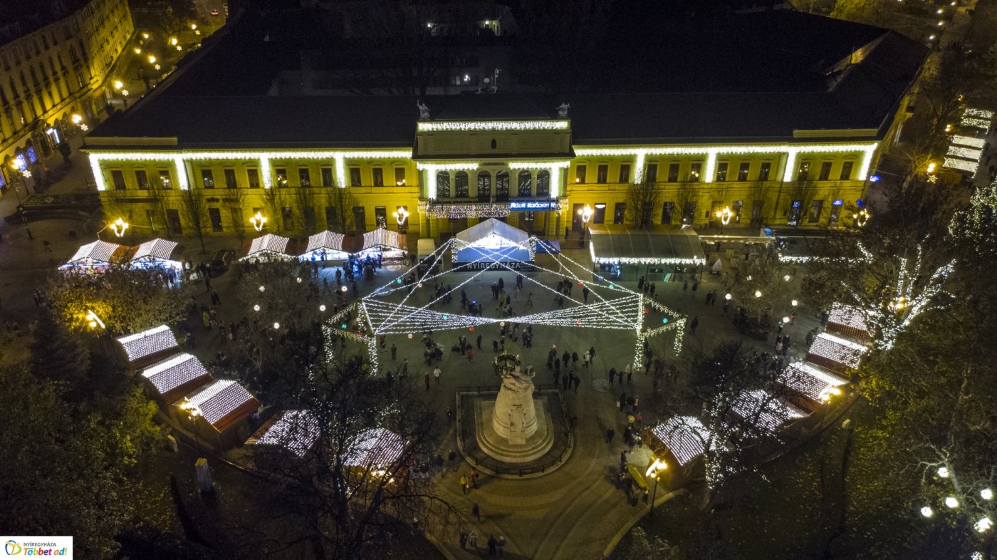 Ünnepi fények és hófedte belváros a magasból