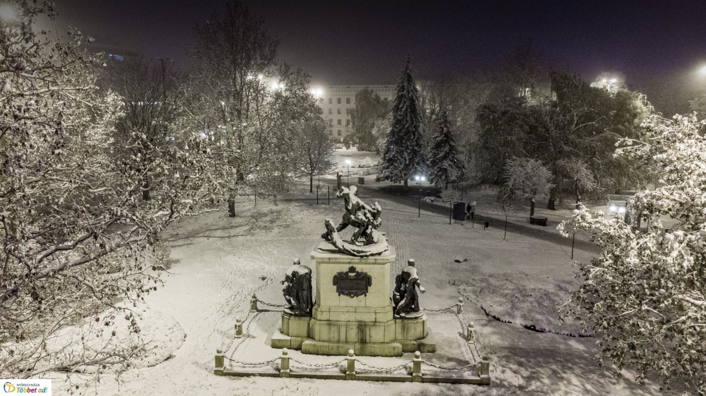 Ünnepi fények és hófedte belváros a magasból