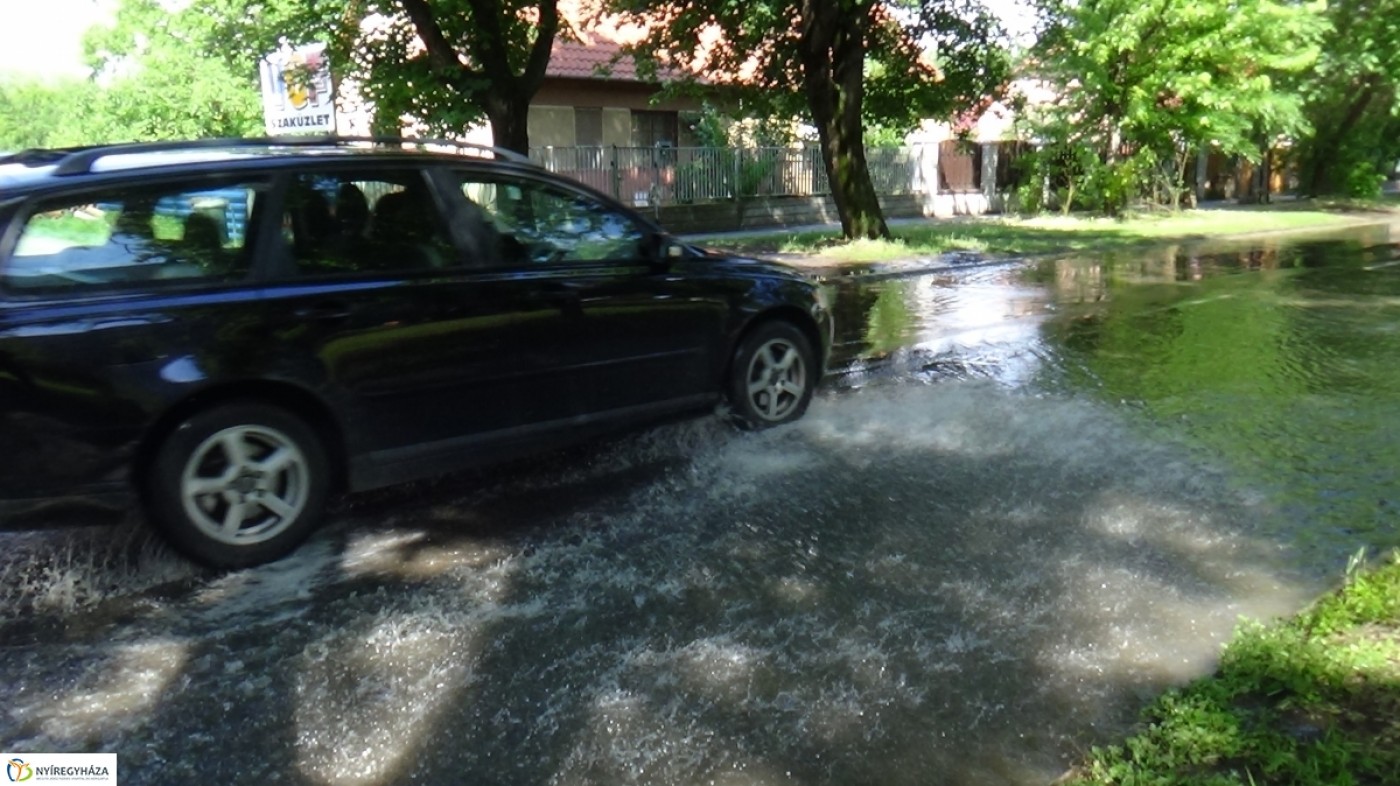 Hömpölygött a víz a Család utcán, de nem az esőtől