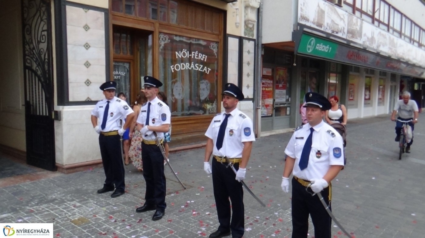 KARDOT RÁNTOTT A NÁSZNÉP-Nézd meg a képeket!