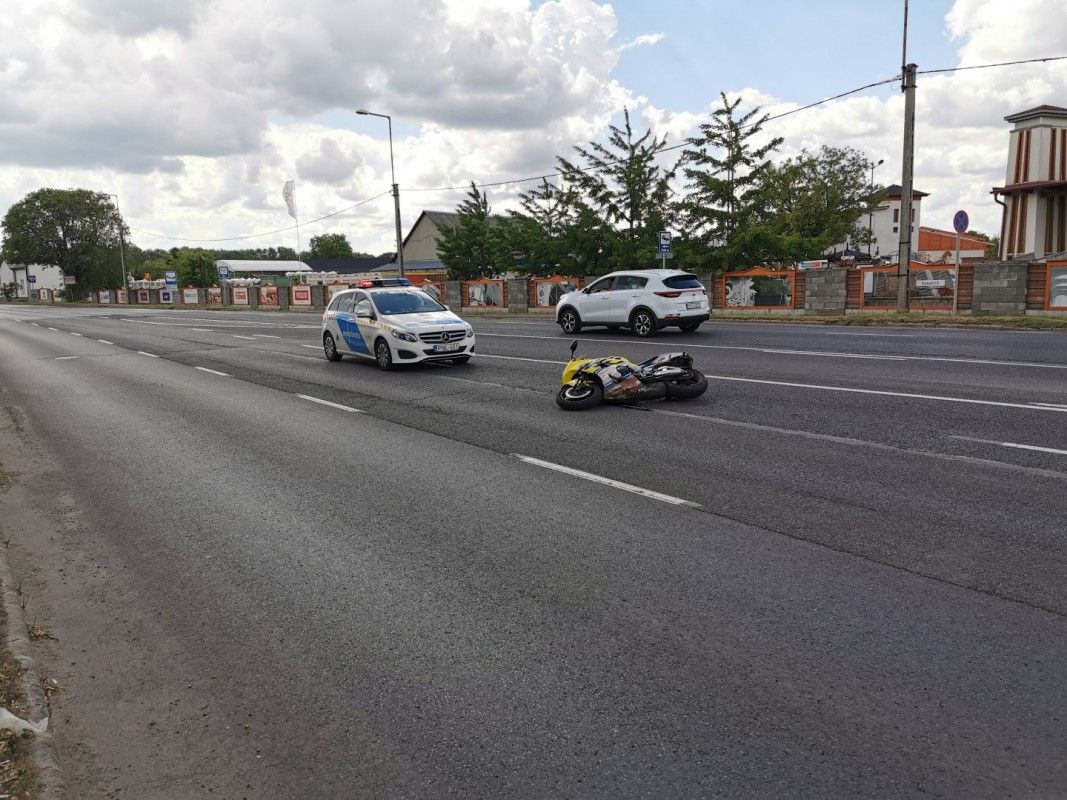 Több métert csúszott a motoros és utasa - Fotók!
