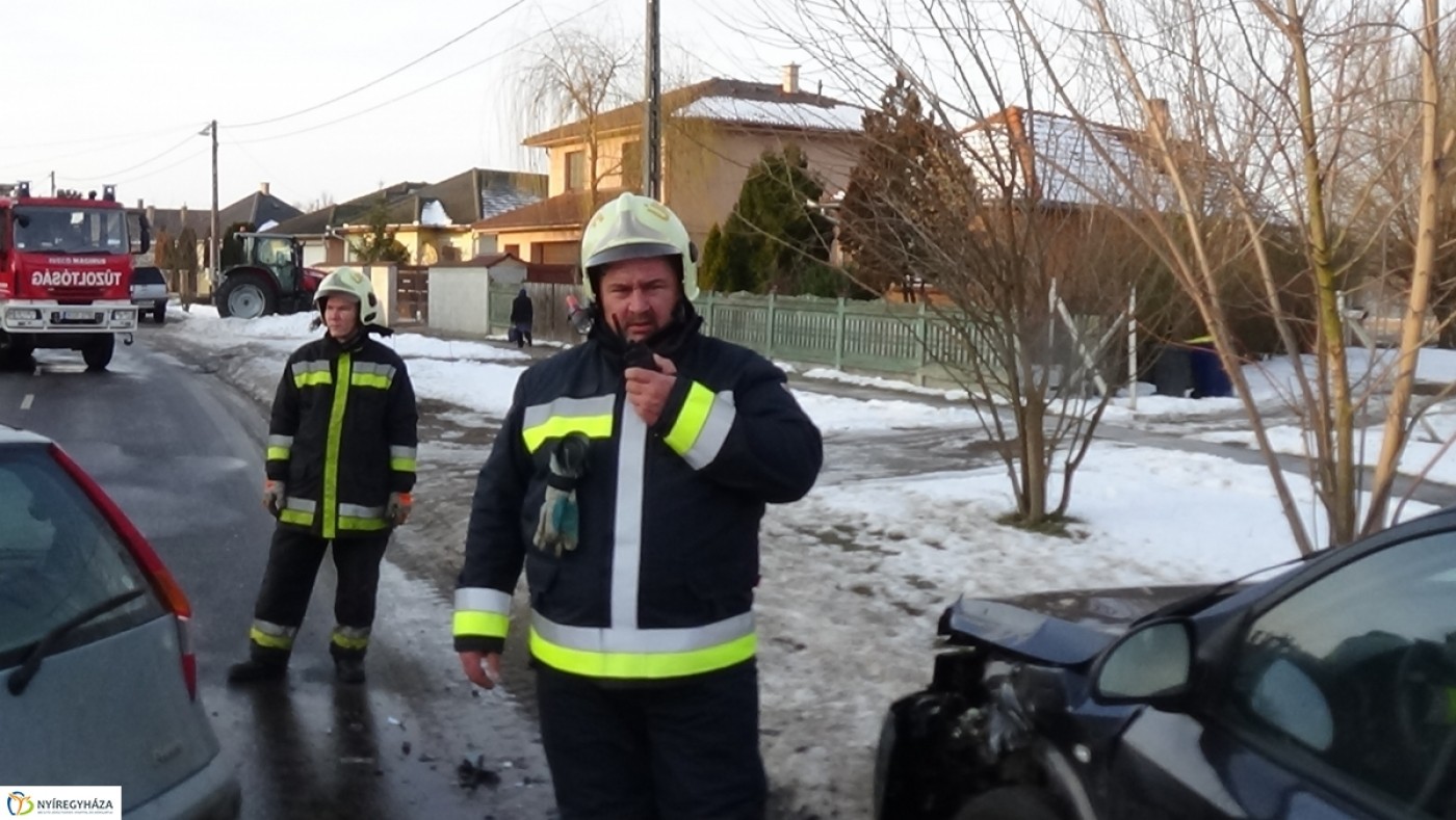 FRONTÁLISAN ÜTKÖZÖTT KÉT SZEMÉLYGÉPKOCSI ÚJFEHÉRTÓ BELTERÜLETÉN