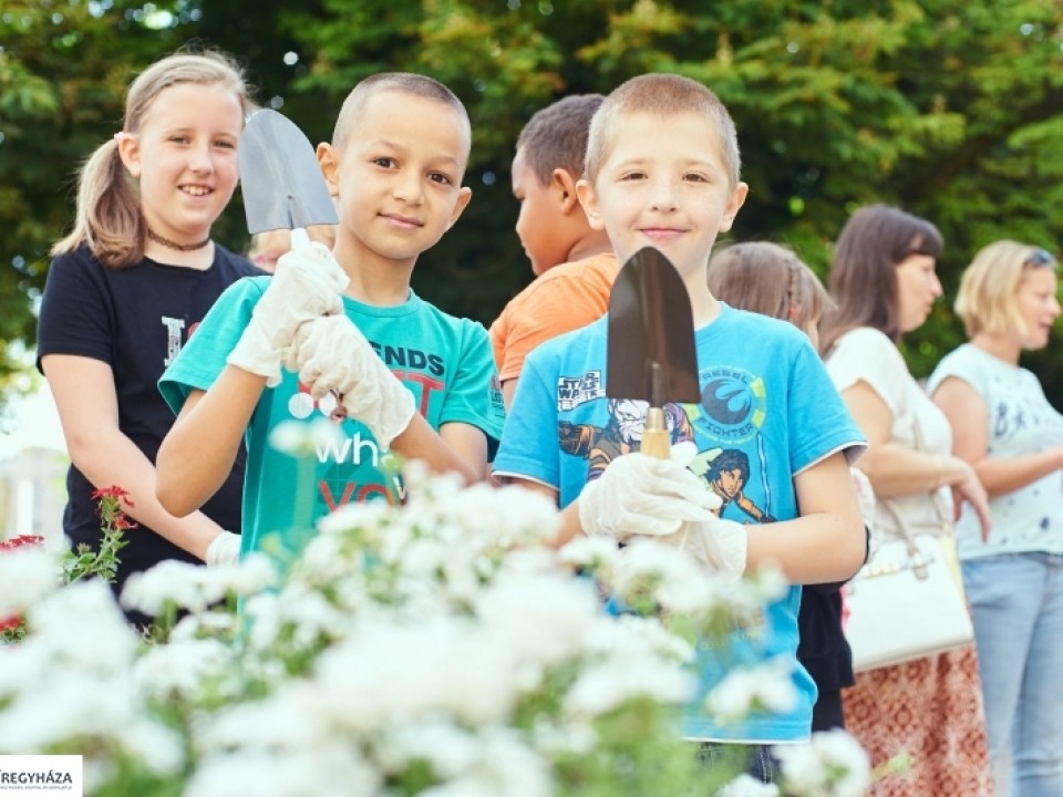 Gyerekkezek által szépül a város
