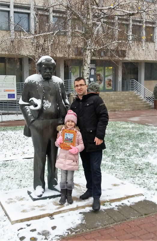 Menő volt szelfizni a Móricz szoborral