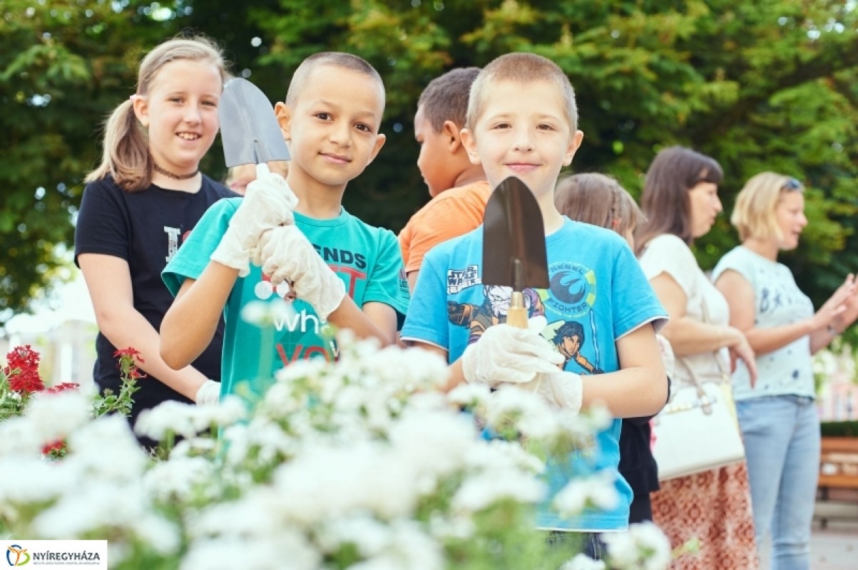 Gyerekkezek által szépül a város