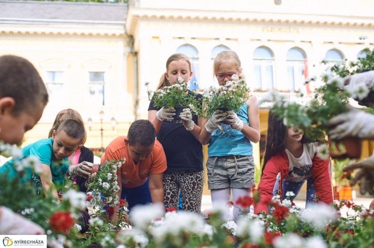 Gyerekkezek által szépül a város