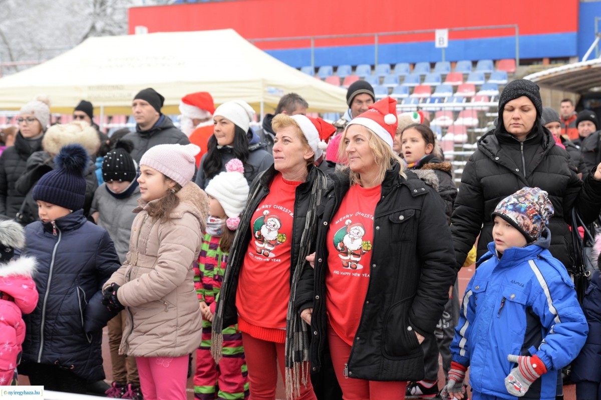 Mikulásfutás képekben! - Így futottak kicsik és nagyok a Mikulással idén!