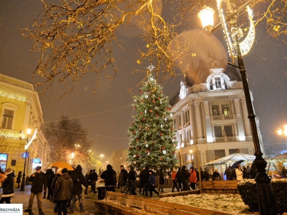 Meggyújtották az első adventi gyertyát