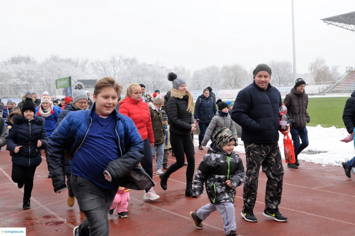 Mikulásfutás képekben! - Így futottak kicsik és nagyok a Mikulással idén!