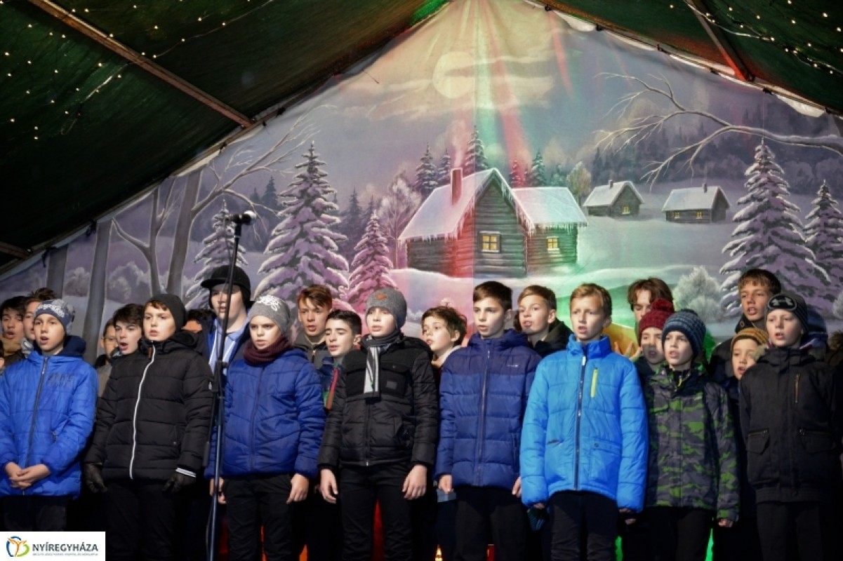 Meggyújtották az első adventi gyertyát