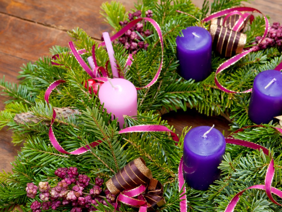 MIKOR KEZDŐDIK AZ ADVENT 2018-BAN ÉS MILYEN SZÍNŰNEK KELL LENNIE AZ ADVENTI GYERTYÁKNAK?