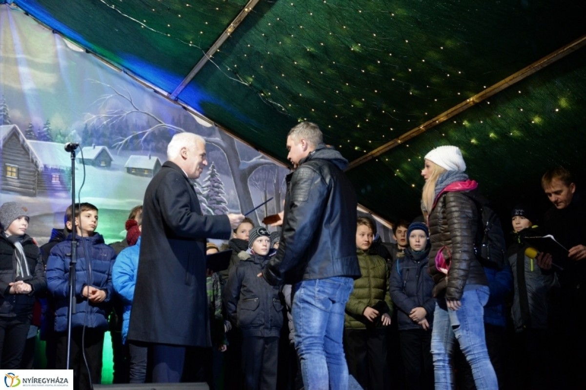Meggyújtották az első adventi gyertyát