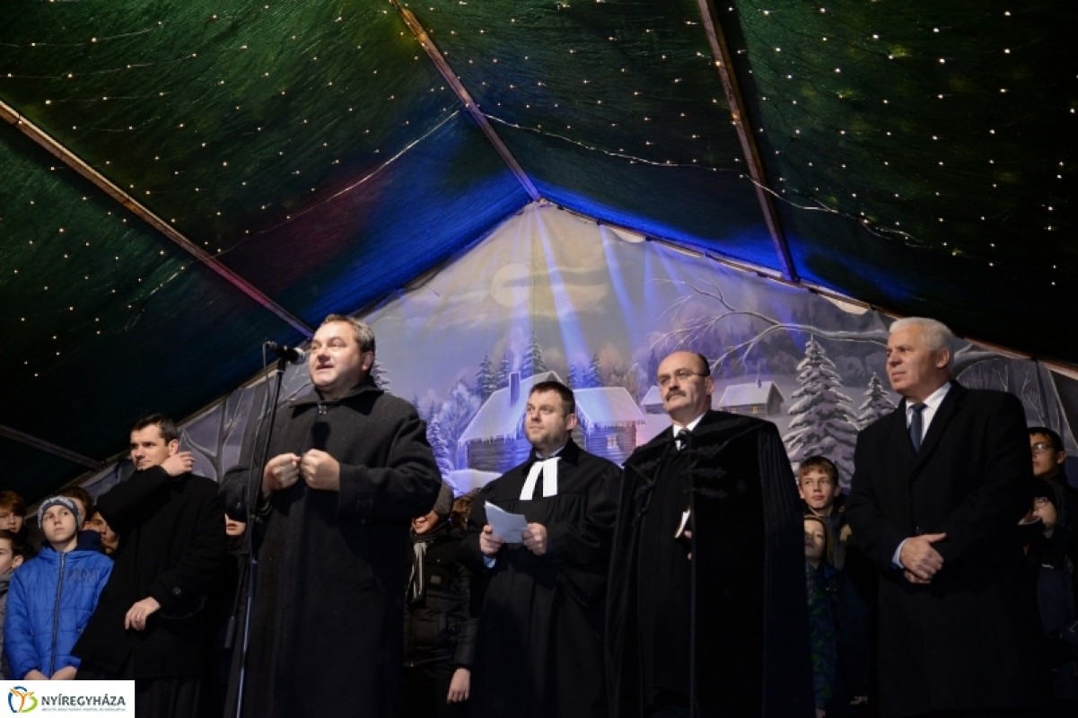 Meggyújtották az első adventi gyertyát