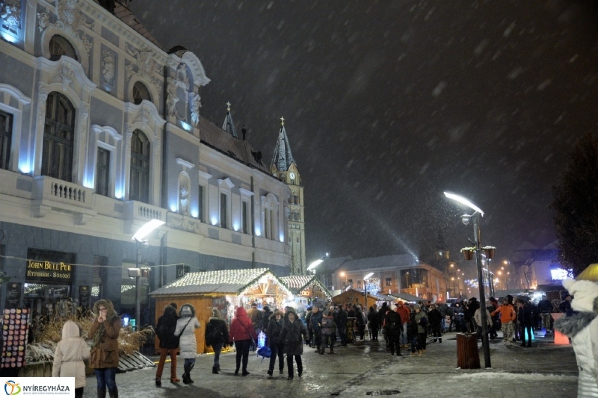 Meggyújtották az első adventi gyertyát