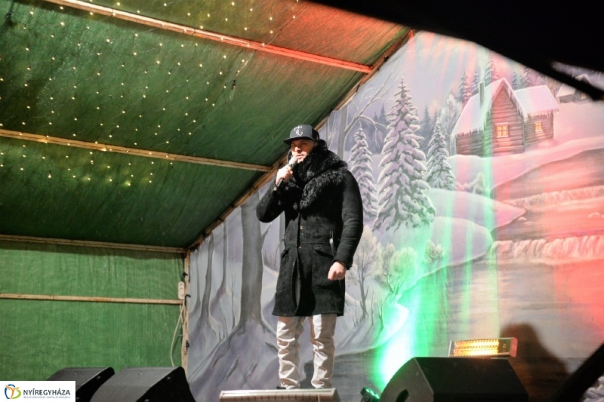 Meggyújtották az első adventi gyertyát