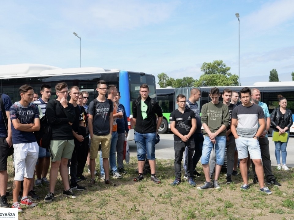 Bánkisok tanulmányozták az új buszokat