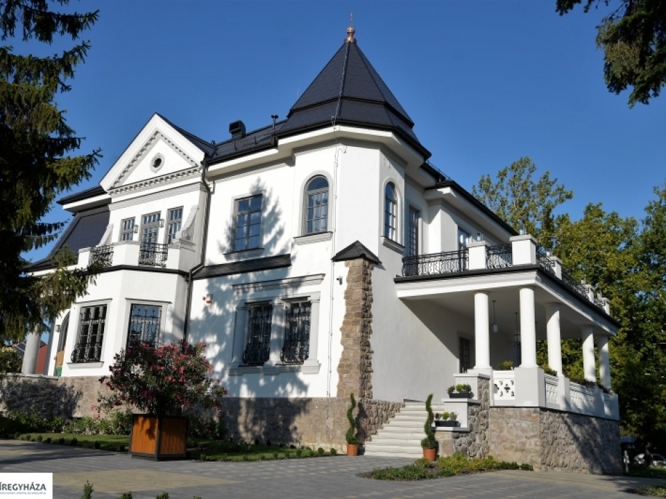 MEGNYITOTTA KAPUIT A FELÚJÍTOTT BENCS VILLA