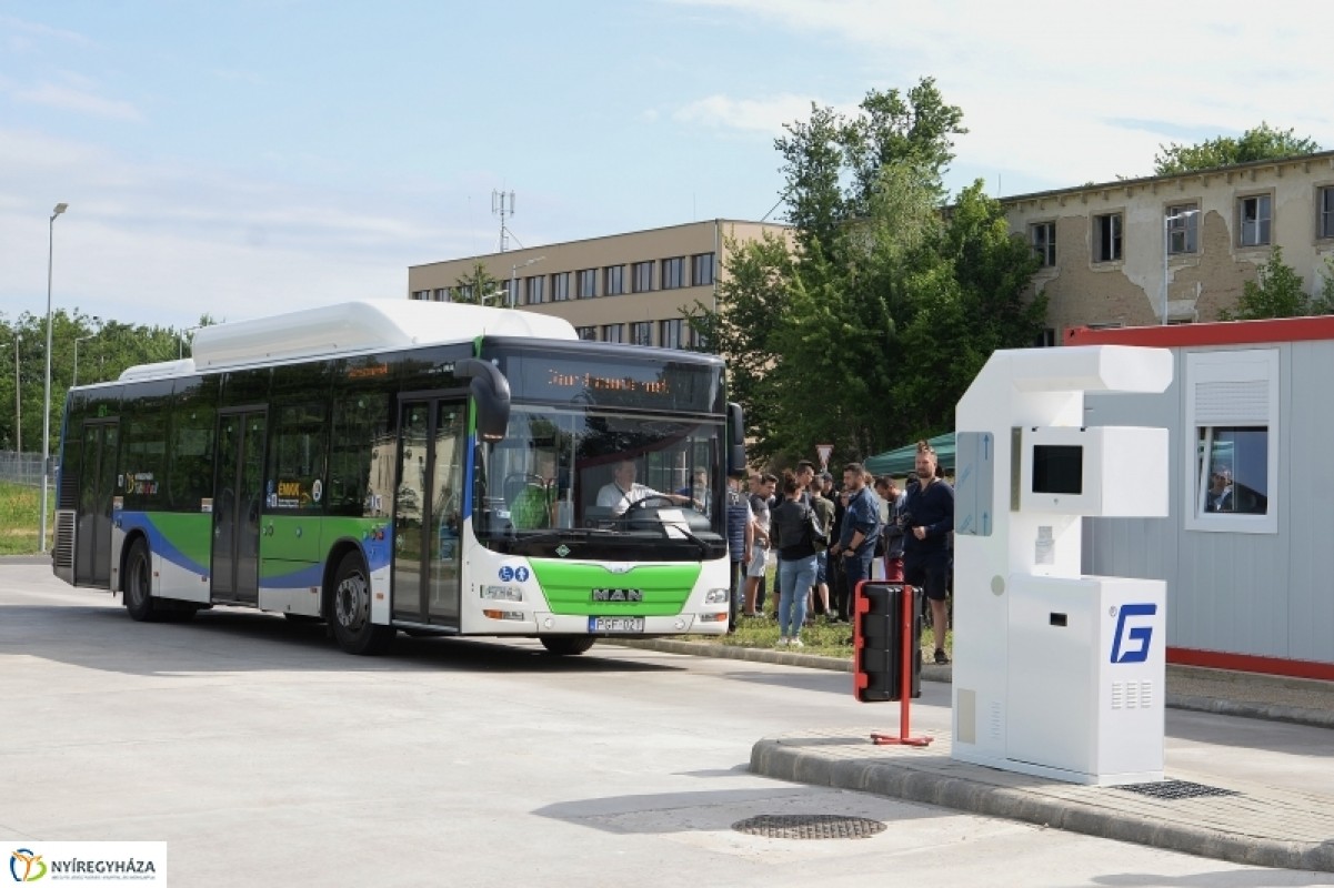 Bánkisok tanulmányozták az új buszokat