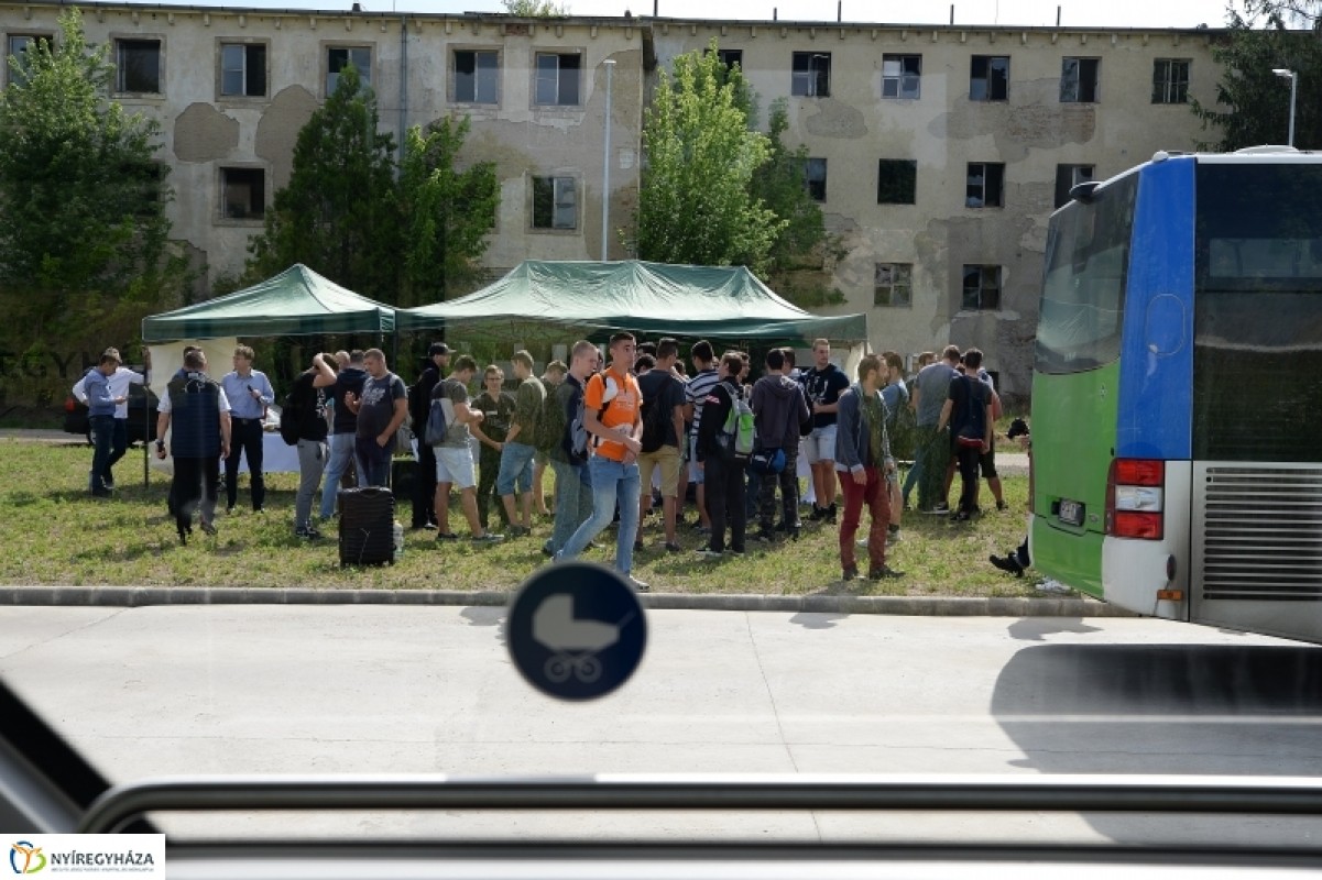 Bánkisok tanulmányozták az új buszokat