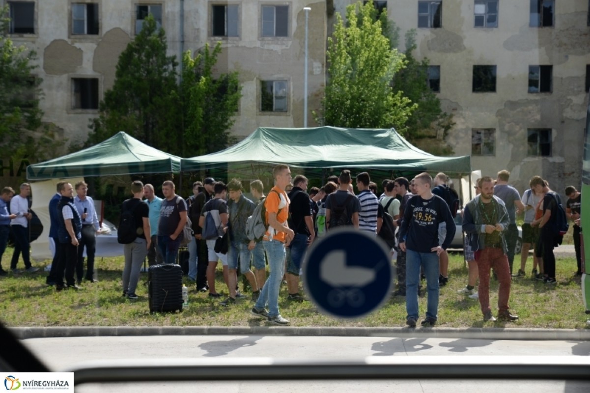 Bánkisok tanulmányozták az új buszokat