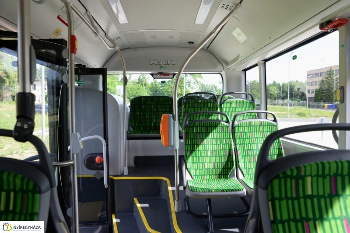 Bánkisok tanulmányozták az új buszokat