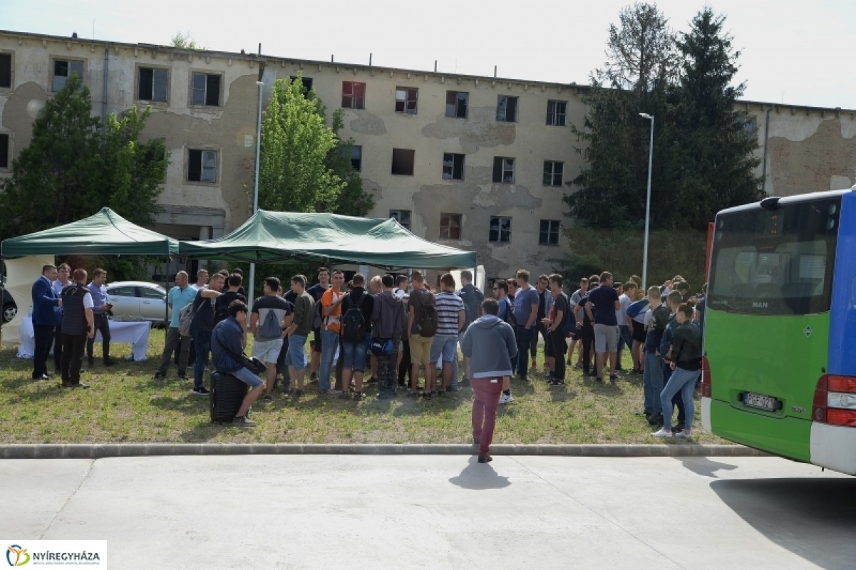 Bánkisok tanulmányozták az új buszokat
