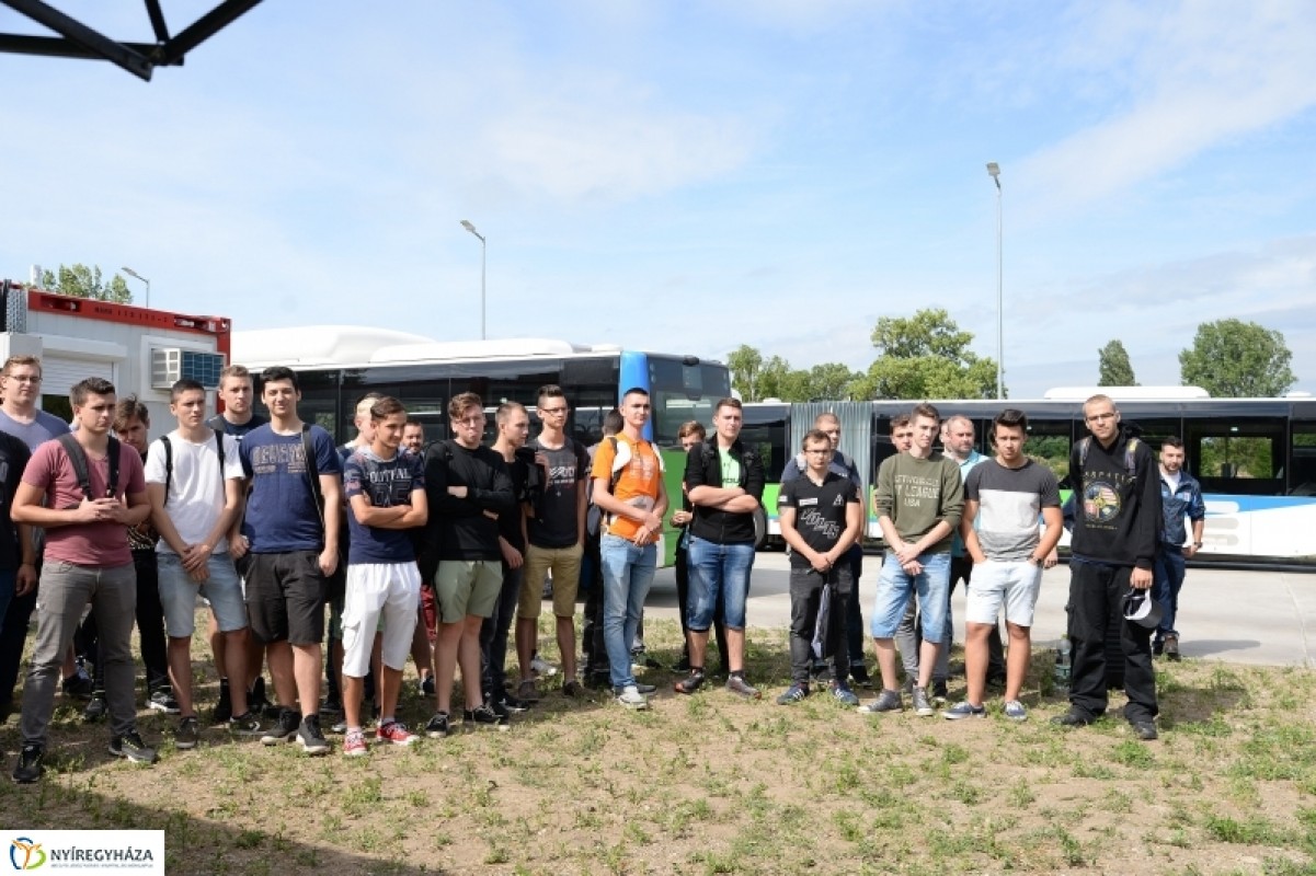 Bánkisok tanulmányozták az új buszokat
