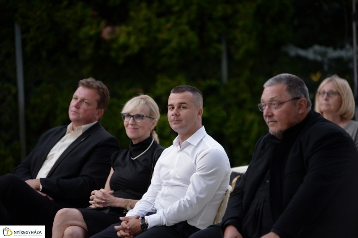 MEGNYITOTTA KAPUIT A FELÚJÍTOTT BENCS VILLA