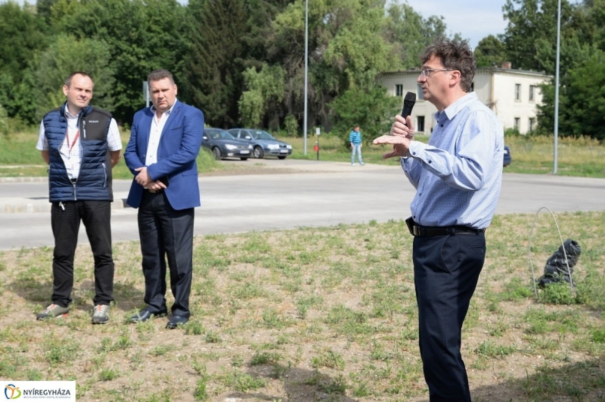 Bánkisok tanulmányozták az új buszokat
