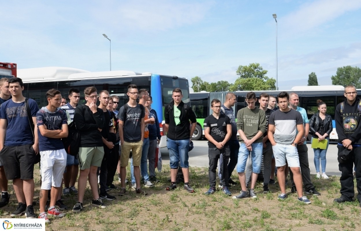 Bánkisok tanulmányozták az új buszokat