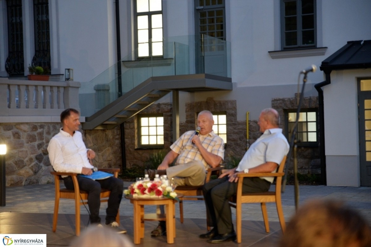 MEGNYITOTTA KAPUIT A FELÚJÍTOTT BENCS VILLA