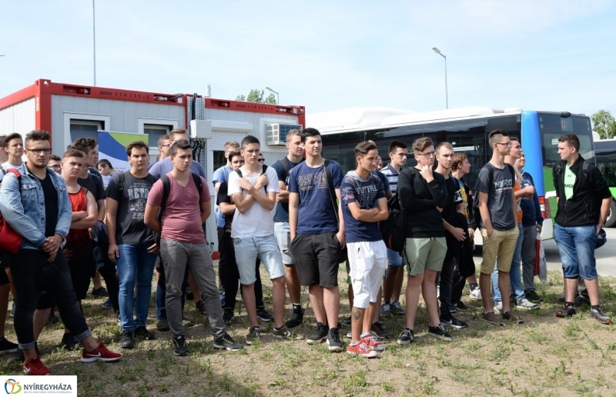Bánkisok tanulmányozták az új buszokat